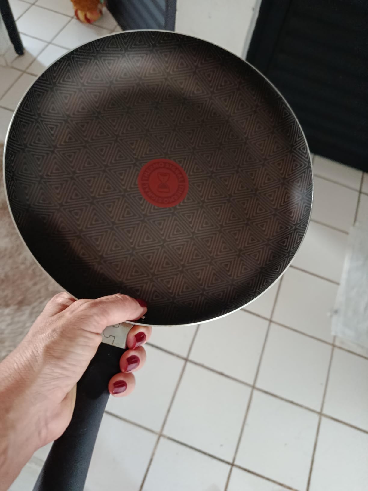 Frigideira Rochedo Facilita Vermelho 24cm com Antiaderente Resist - Limpa Fácil e Dura Mais, reforçado com partículas minerais, Thermo-Sinal e Cabos R